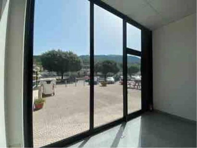Locale Commerciale in affitto a Gualdo Tadino, Umbria