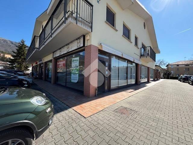 Locale Commerciale in affitto a Gualdo Tadino, Perugia