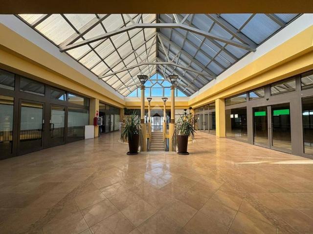 Locale Commerciale in affitto a Gualdo Tadino, Perugia