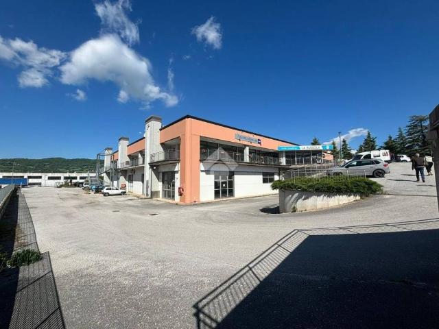 Locale Commerciale in affitto a Gualdo Tadino, Perugia