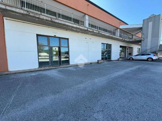Locale Commerciale in affitto a Madonna del Gambero, Gualdo Tadino