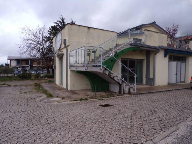 Locale Commerciale in affitto a Gualdo Tadino, Umbria
