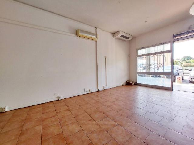 Locale Commerciale in affitto a Bassa Reggiana, Re