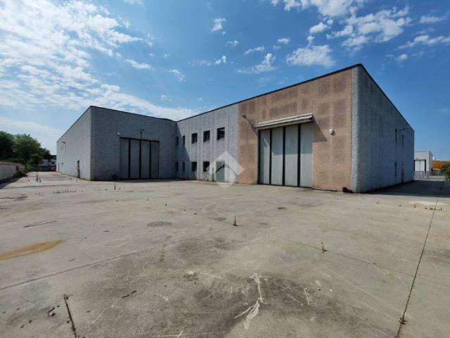 Locale Commerciale in affitto a Guardamiglio, Lombardia