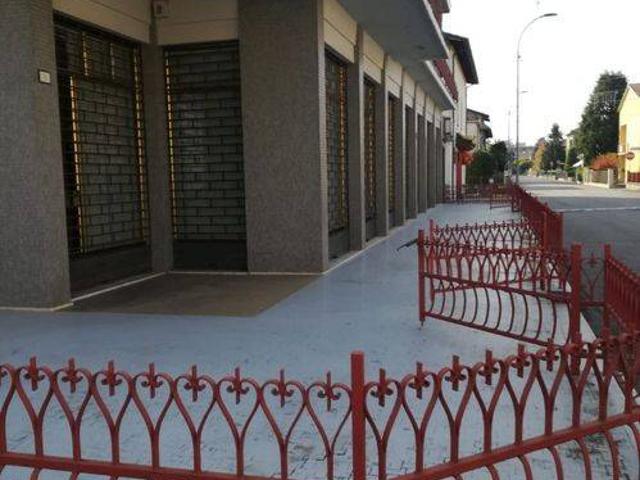 Locale Commerciale in affitto a Bassa Reggiana, Re