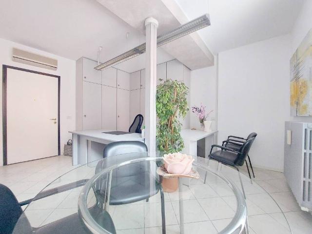 Locale Commerciale in affitto a Bassa Reggiana, Re