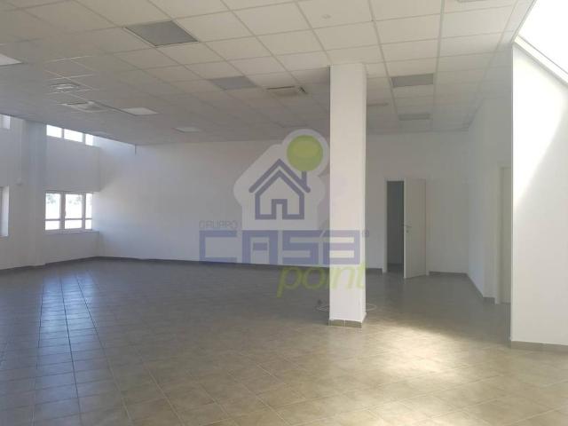 Locale Commerciale in affitto a Bassa Reggiana, Re