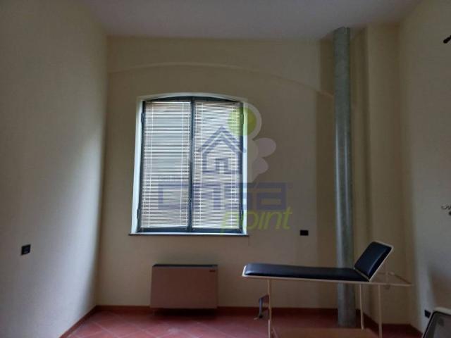 Locale Commerciale in affitto a Bassa Reggiana, Re