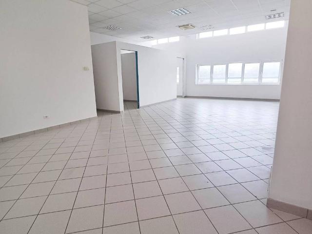Locale Commerciale in affitto a Bassa Reggiana, Re