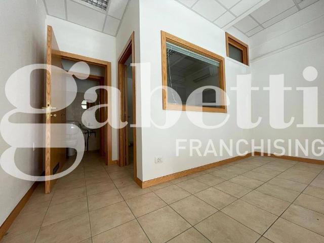 Locale Commerciale in affitto a Sant'Ubaldo, Gubbio
