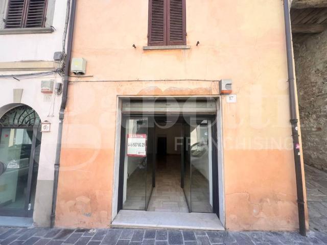 Locale Commerciale in affitto a Gubbio, Umbria