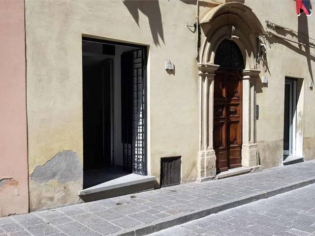 Locale Commerciale in affitto a Gubbio, Umbria