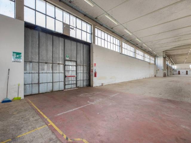 Locale Commerciale in affitto a Guidonia Montecelio, Roma Capitale