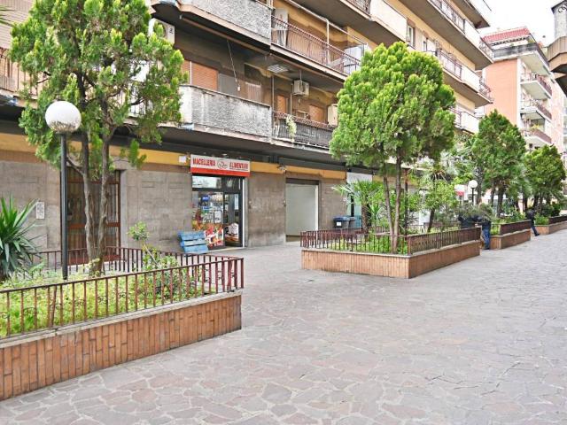 Locale Commerciale in affitto a Guidonia Montecelio, Roma Capitale