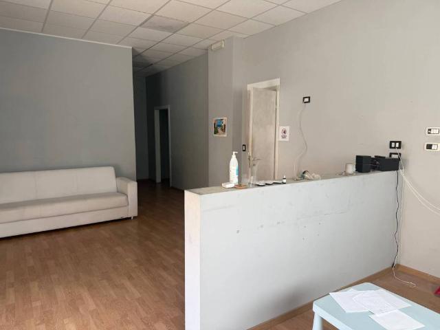 Locale Commerciale in affitto a Guidonia Montecelio, Roma Capitale