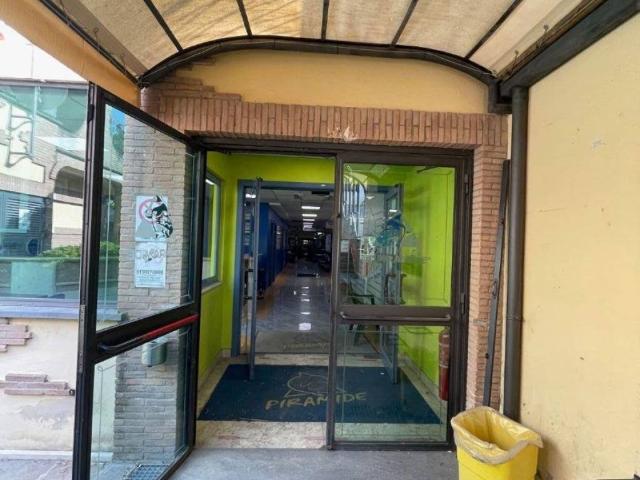 Locale Commerciale in affitto a Guidonia Montecelio, Roma Capitale