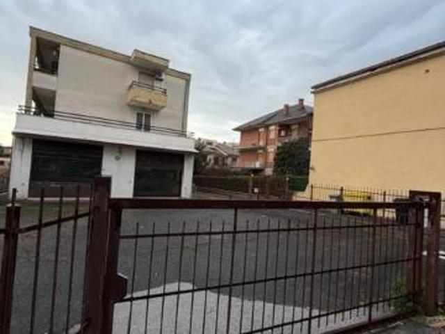 Locale Commerciale in affitto a Guidonia Montecelio, Roma Capitale