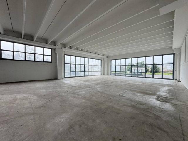 Locale Commerciale in affitto a Gussago, Lombardia