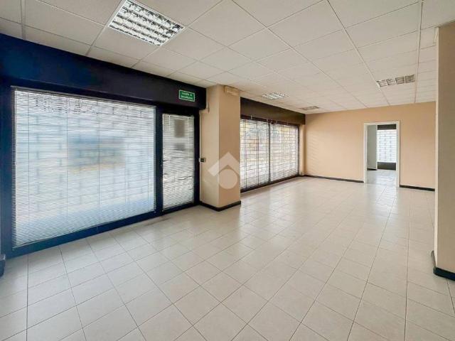 Locale Commerciale in affitto a Gussago, Lombardia