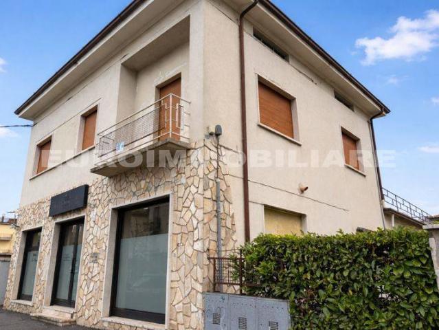 Locale Commerciale in affitto a Sale, Gussago