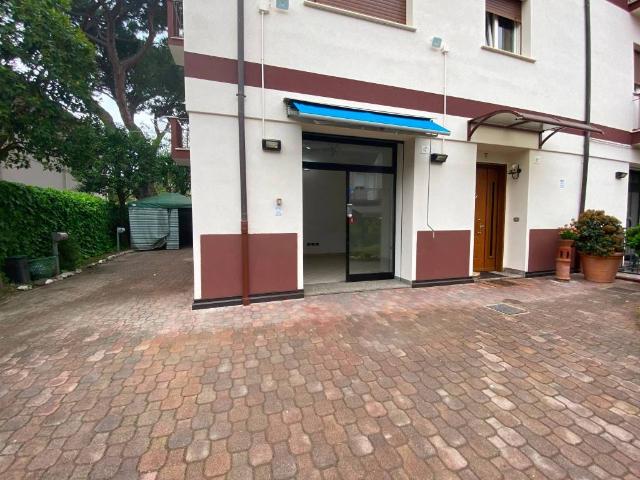 Locale Commerciale in affitto a Nuovo Circondario Imolese, Imola