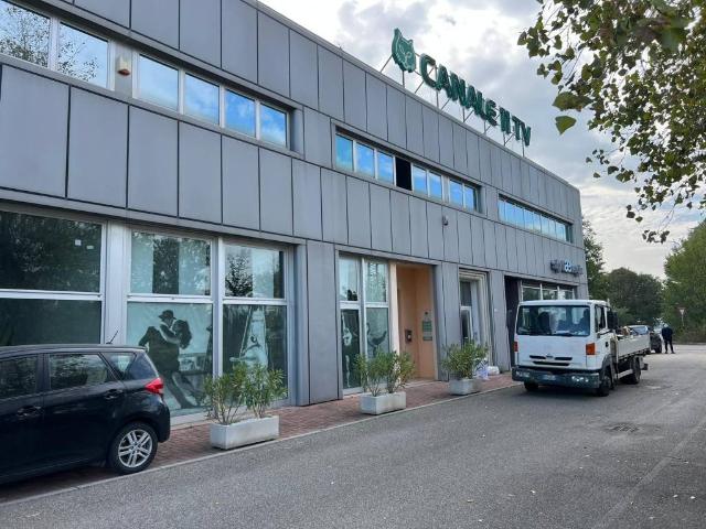 Locale Commerciale in affitto a Nuovo Circondario Imolese, Imola