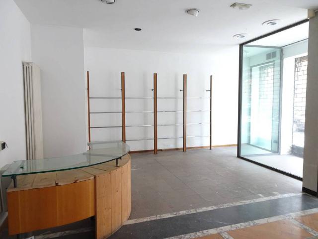 Locale Commerciale in affitto a Nuovo Circondario Imolese, Imola