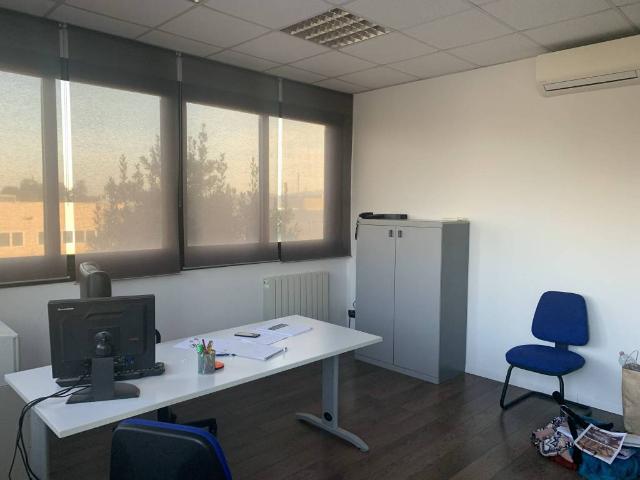 Locale Commerciale in affitto a Nuovo Circondario Imolese, Imola