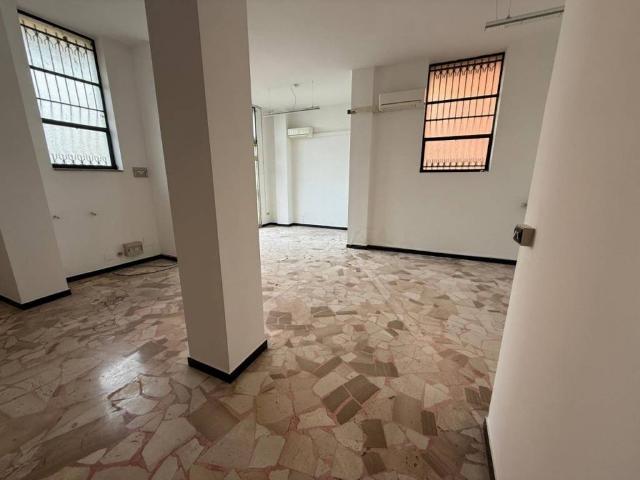 Locale Commerciale in affitto a Imperia, Liguria