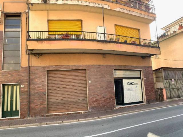 Locale Commerciale in affitto a Oliveto, Imperia