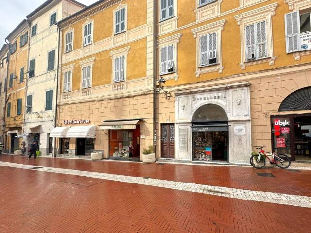 Locale Commerciale in affitto a Imperia, Liguria