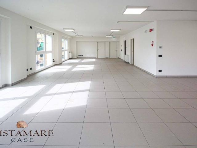 Locale Commerciale in affitto a Imperia, Liguria