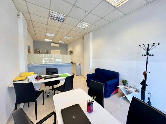 Locale Commerciale in affitto a Borgo Parasio, Imperia