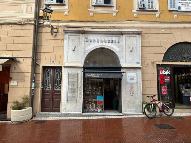 Locale Commerciale in affitto a Imperia, Liguria