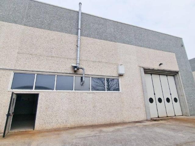 Locale Commerciale in affitto a Inverigo, Lombardia