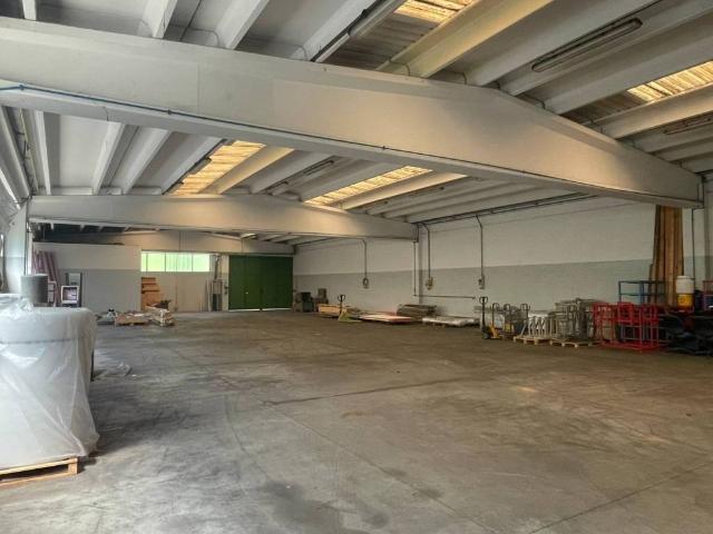 Locale Commerciale in affitto a Villa Romanò, Inverigo