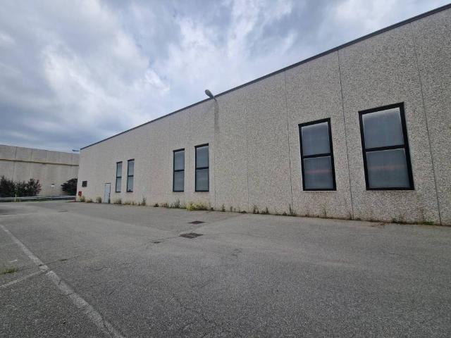 Locale Commerciale in affitto a Inveruno, Lombardia