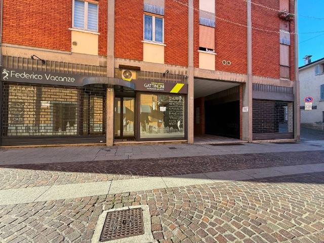 Locale Commerciale in affitto a Comunità montana del Sebino bresciano, Iseo