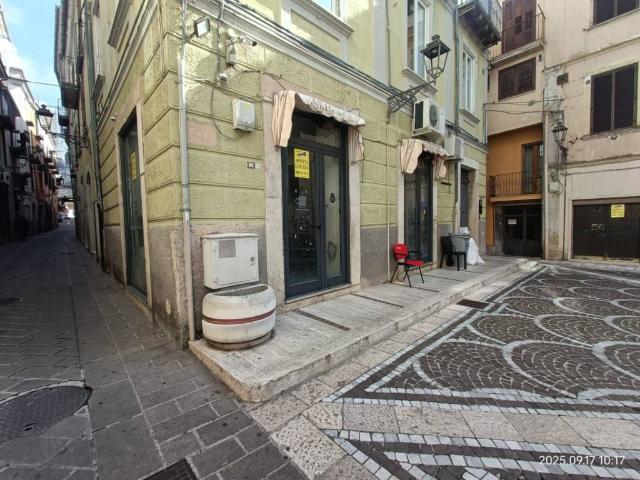 Locale Commerciale in affitto a Isernia, Molise