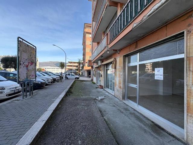 Locale Commerciale in affitto a San Lazzaro, Isernia