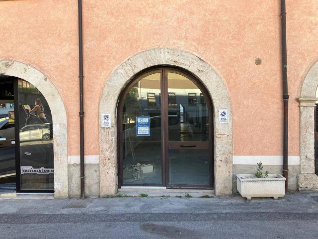 Locale Commerciale in affitto a Isernia, Molise