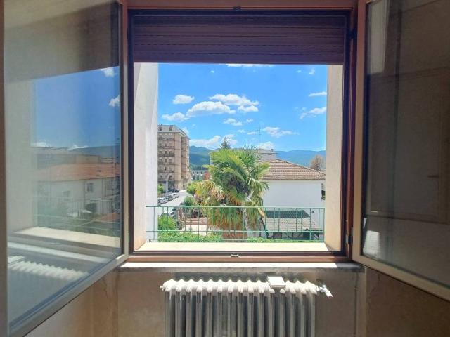 Locale Commerciale in affitto a Isernia, Molise