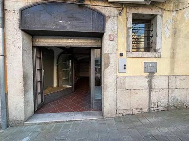 Locale Commerciale in affitto a Isernia, Molise
