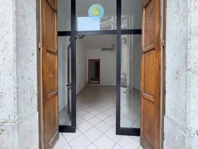 Locale Commerciale in affitto a Isernia, Molise