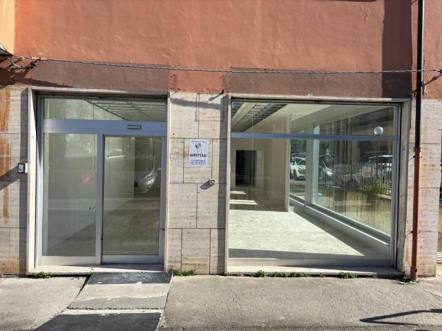 Locale Commerciale in affitto a San Lazzaro, Isernia