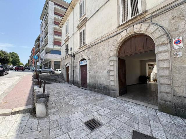 Locale Commerciale in affitto a Isernia, Molise