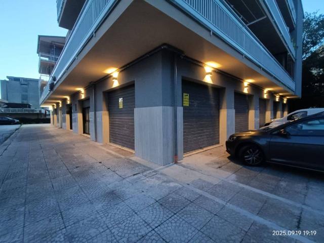 Locale Commerciale in affitto a San Lazzaro, Isernia