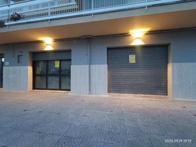 Locale Commerciale in affitto a San Lazzaro, Isernia