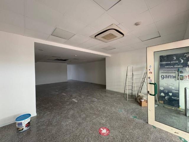 Locale Commerciale in affitto a San Lazzaro, Isernia