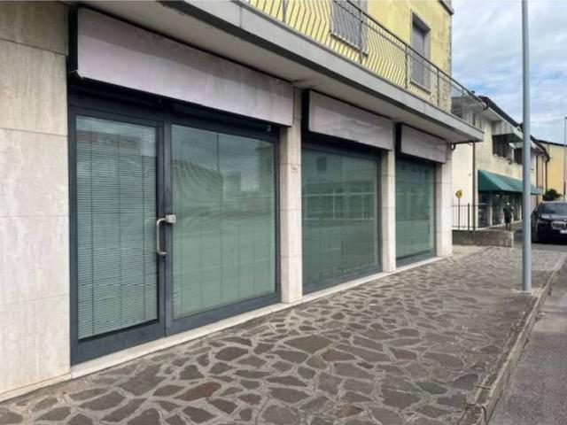 Locale Commerciale in affitto a Isola Della Scala, Veneto